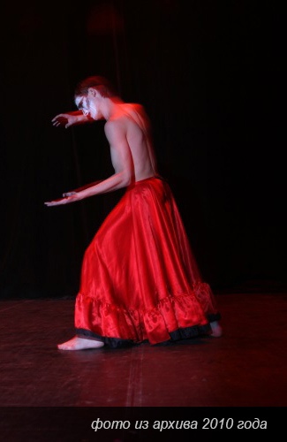 танец из спектакля Виктюка «Служанки»