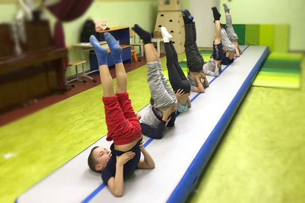 Акробатика в частной школе Взмах