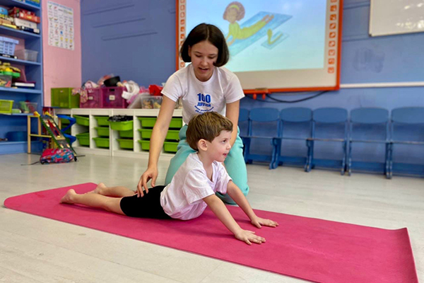 Детская йога в частной школе «Взмах»