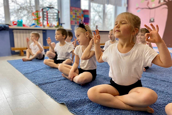 Детская йога от 4 до 7 лет в частной школе Взмах
