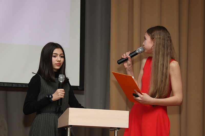 выступление — наших шестиклассниц Айсели Гасымлы и Александры Корольковой