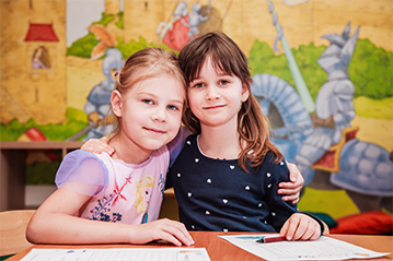 Две девочки-подружки на занятиях в детском саду Взмах