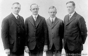 Основатели фирмы: Уильям, Уолтер и Артур Дэвидсоны и Уильям Харлей