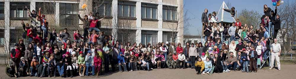 в школьном дворе