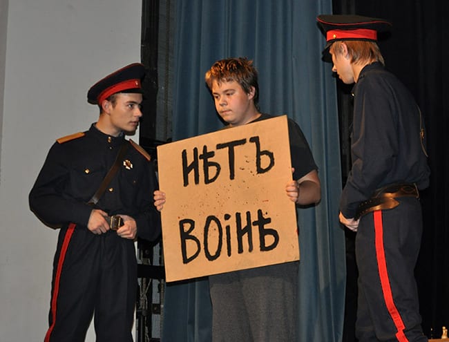 Сцена из спектакля 11 класса, 2014 год