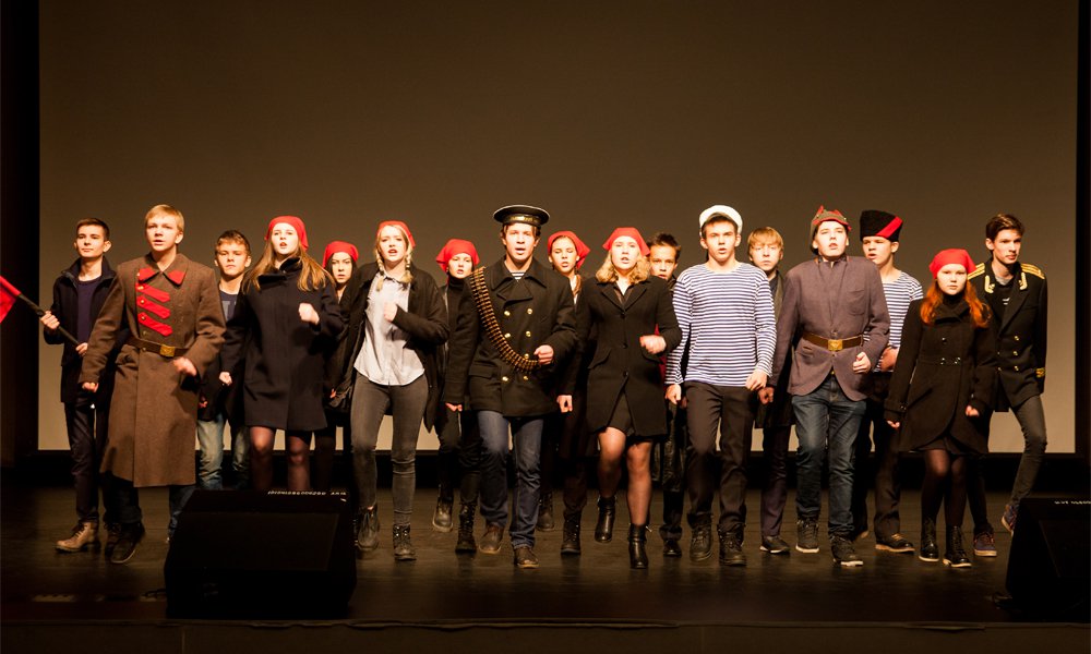 Революционный держите шаг...