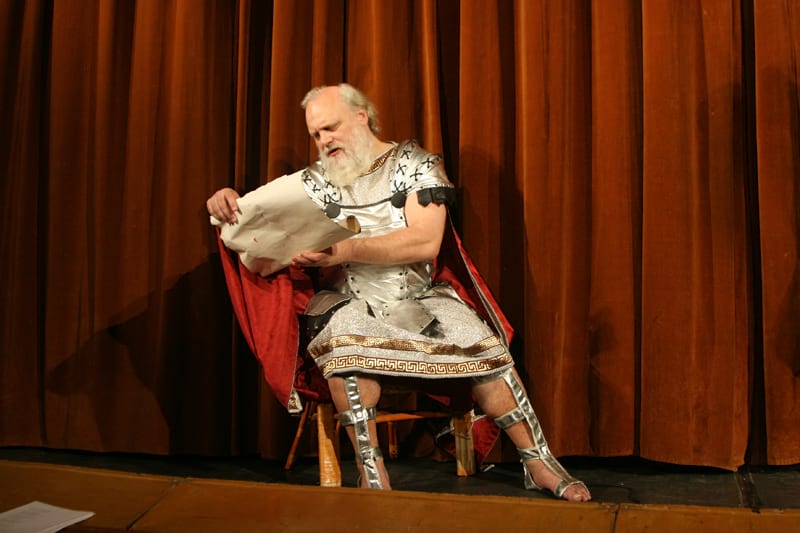 играют педагоги частной школы Взмах