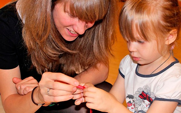 занятия в детской студии с преподавателем