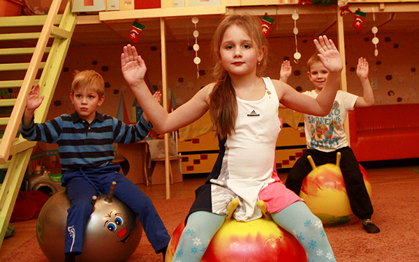 Веселые занятия с фитнес мячом в спб