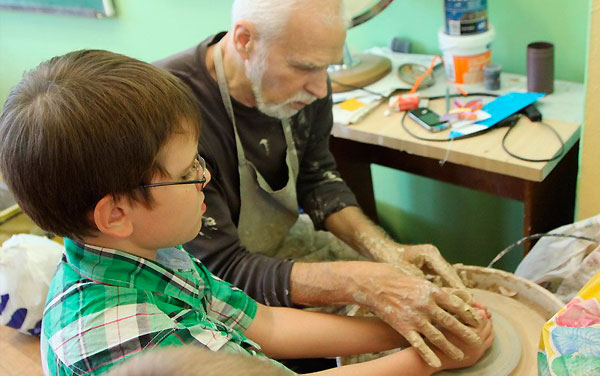 Преподаватель научит ребёнка плавным и аккуратным движениям при работе с глиной