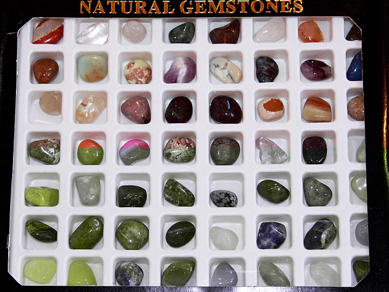 Частный детский сад «Взмах» в Центральном районе – Наша нежно любимая коллекция камней. Мы их рассматриваем и изучаем на уроках Science.