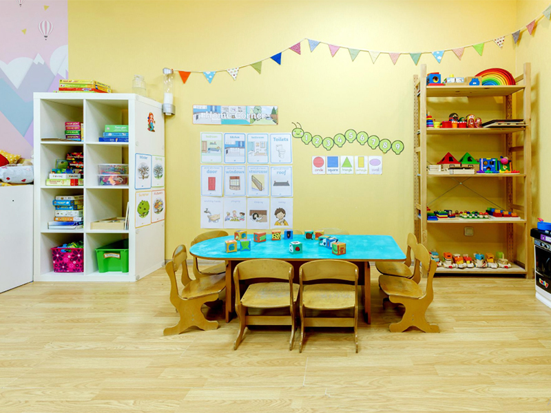 Много ирушек в детском саду на Васильевском