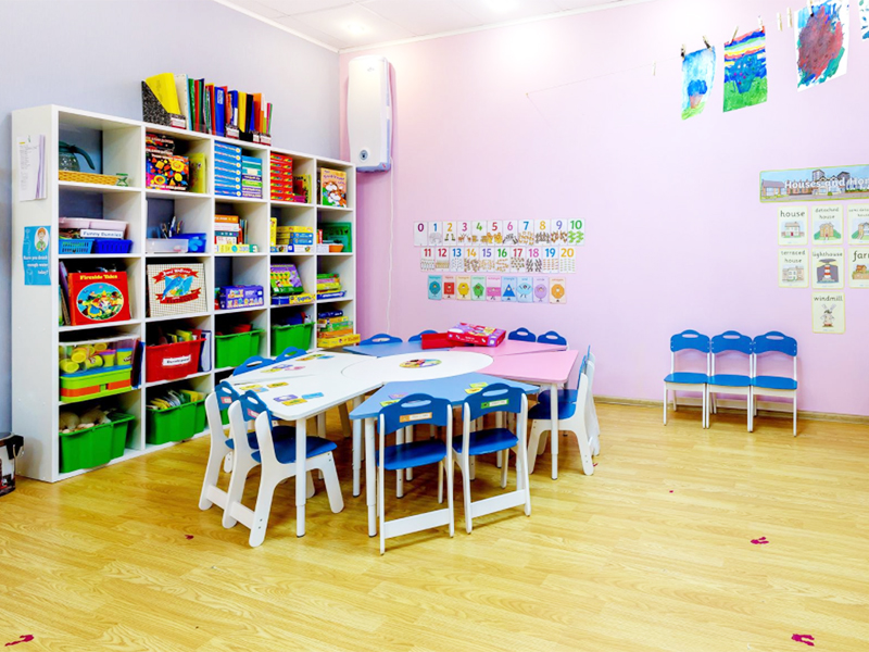 Дети делают поделки в детском саду на Васильевском острове