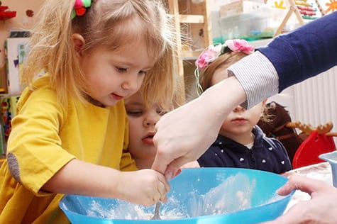 Частный детский сад «Взмах» – Science, History of Great Britain, Messy Play, Nursery Rhyme Time, Cooking Class, занятия в монтессори-среде