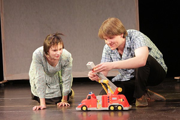 сцена из спектакля