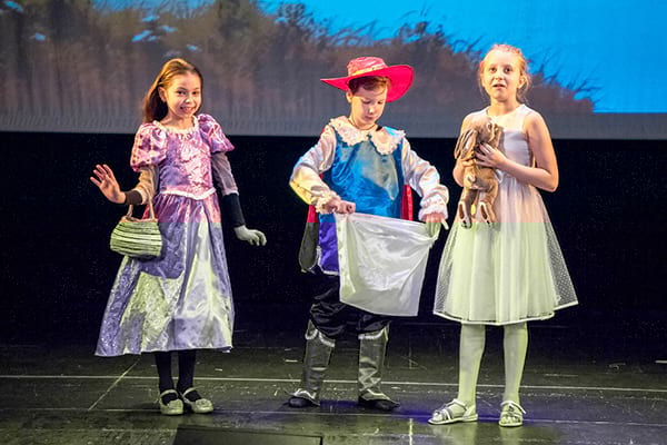 Сцены из спектакля «Кот в сапогах»