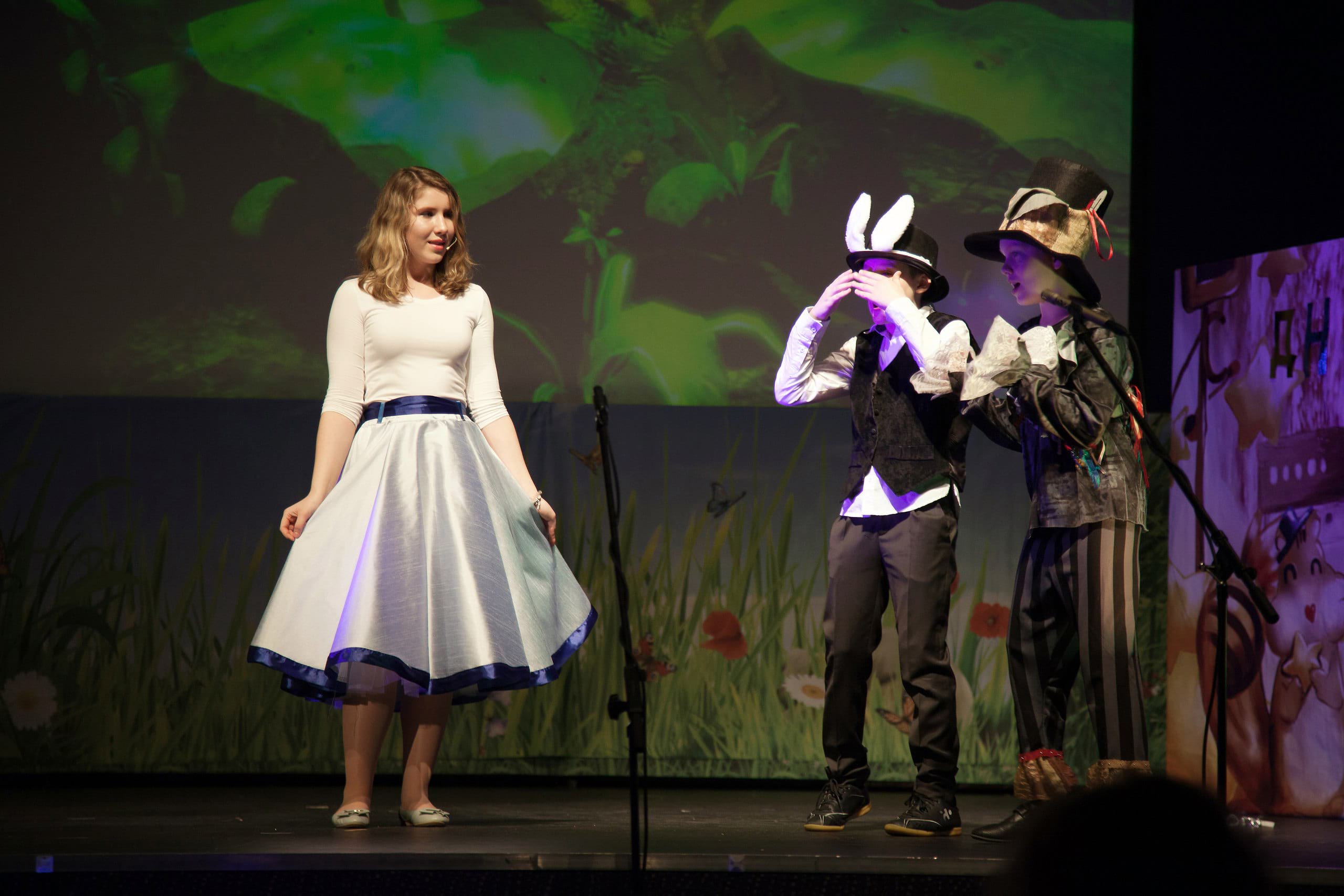 Алиса попадает в страну чудес