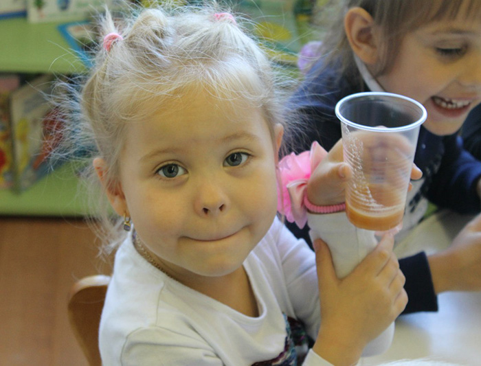 пьем сок в детском саду
