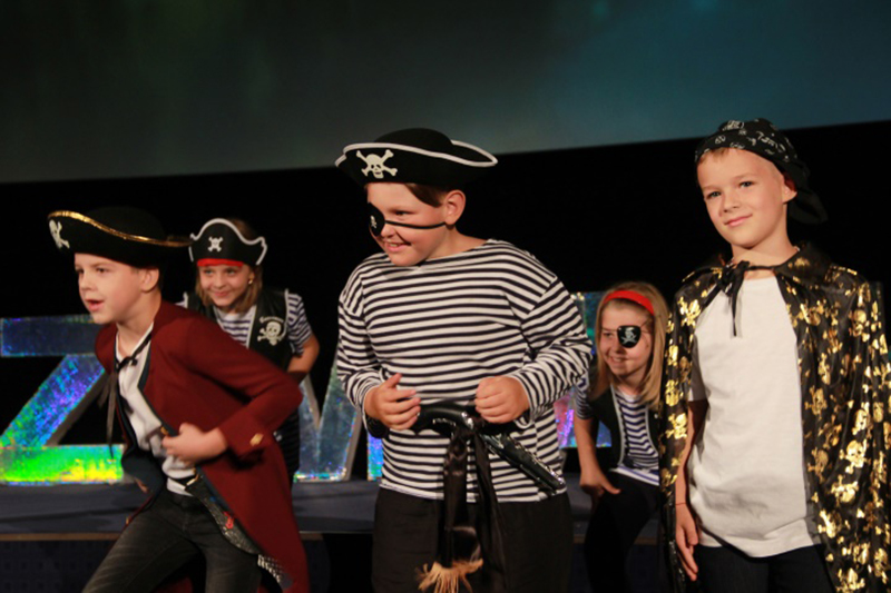 ребята предстали перед зрителями в роли  пиратов